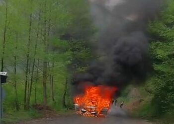 Seyir halindeki otomobilin alev topuna dediği anlar kamerada