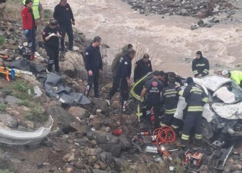 Erzincan'da otomobil, dereye yuvarlandı; 2 ölü, 1 yaralı