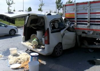 Başakşehir'de kaza tutanağı tutarken arkadan başka bir araç çarptı; sürücü otomobilde sıkıştı