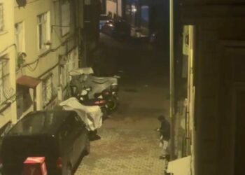 Kağıthane'de iş insanının kayınvalidesinin evini kurşunlayanlar yakalandı; 100 milyon lira değerindeki araçları kundaklanmıştı