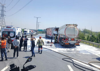 Esenyurt TEM Otoyolu'nda akaryakıt tankeriyle TIR çarpıştı- 1