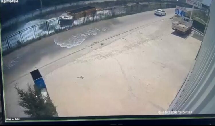 TIR, sulama kanalına düştü; kaza kamerada