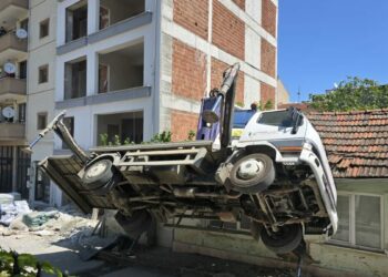 Sepetli vinç devrildi; yaralanan 2 işçiye düştükleri çatıda müdahale edildi