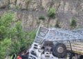 Şarampole yuvarlanan elektrik direği yüklü kamyonun şoförü öldü