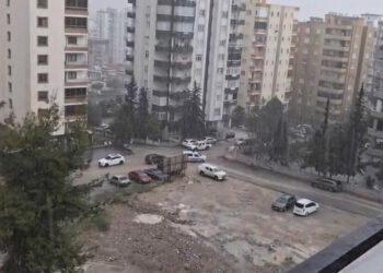 Adana'da sağanak; yollar göle döndü