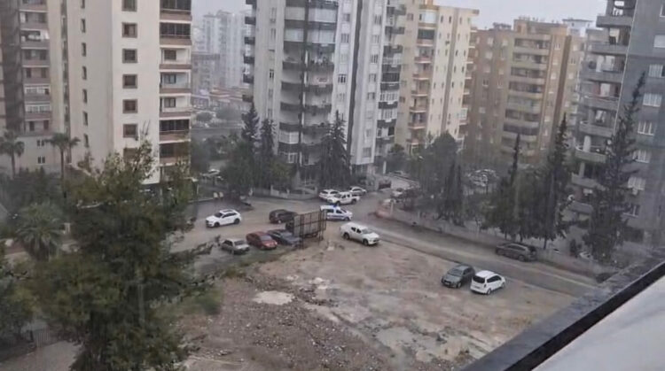 Adana'da sağanak; yollar göle döndü
