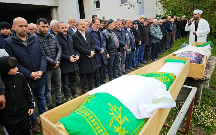 Aynı gün hayatını kaybeden anne ve oğlu toprağa verildi
