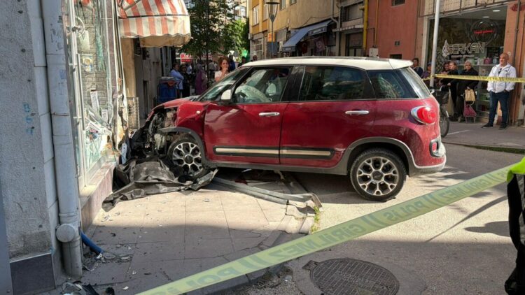Kendisine çarpan otomobil ile duvar arasında sıkışan Gökçe öldü