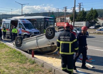 Kocaeli'de otomobil takla attı: 2 yaralı