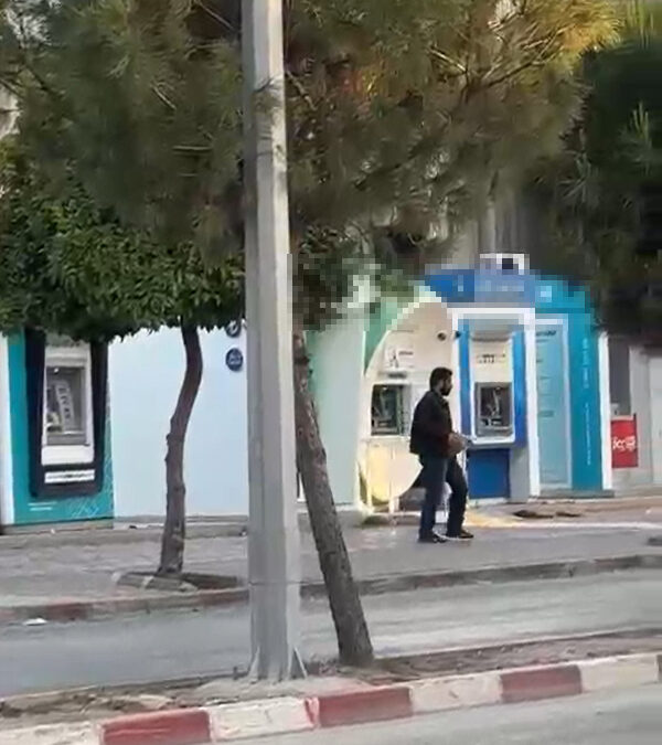 Adana'da ATM'ye taşlı saldırı kamerada
