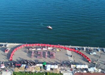 Tekirdağ'da 100 metre uzunluğundaki Türk bayrağıyla 'Gençlik Yürüyüşü'