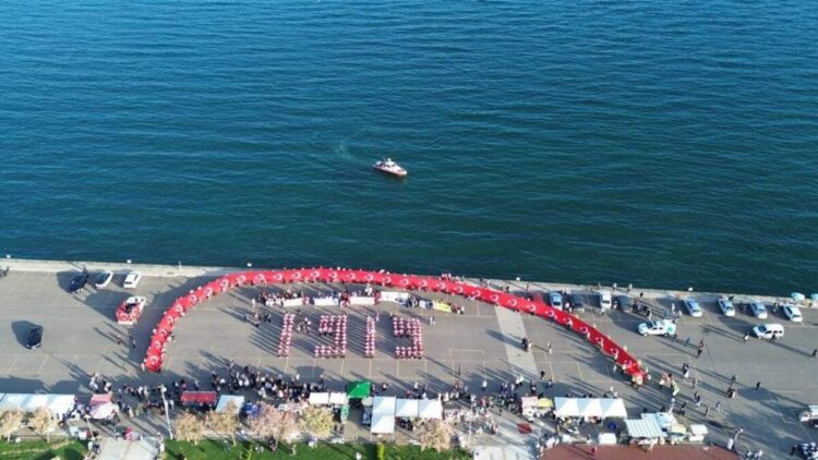 Tekirdağ'da 100 metre uzunluğundaki Türk bayrağıyla 'Gençlik Yürüyüşü'