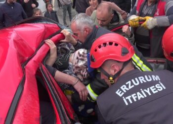 Erzurum’da halk otobüsü ile otomobil çarpıştı: 5 yaralı