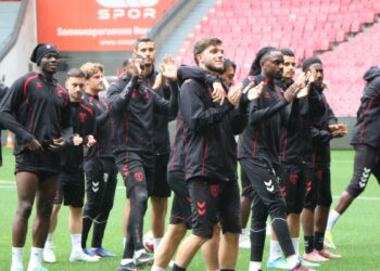 Samsunspor’da 1 antrenör ve 4 futbolcuyla yollar ayrılıyor