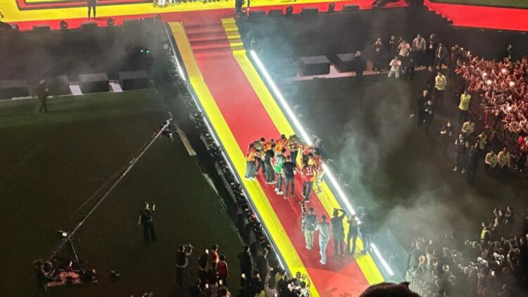 Şampiyon Galatasaray kupasına kavuştu