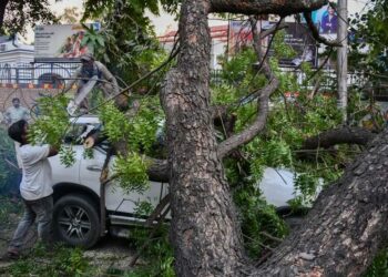 Hindistan'da şiddetli yağış ve fırtına nedeniyle 111 kişi hayatını kaybetti
