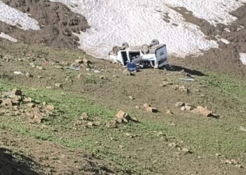 Yüksekova'da işçileri taşıyan minibüs, uçuruma yuvarlandı; 1 ölü, 7 yaralı