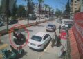 Otomobile çarpan elektrikli motosikletten savrulan kadın ve çocuk, son anda kurtuldu