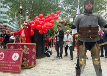 New York’ta 'Türk Günü Yürüyüşü' için bayrak çekme töreni