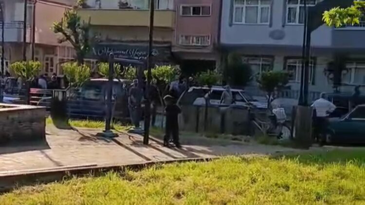 Sokak ortasında tabanca ile vurulan kadın, berber dükkanına sığındı
