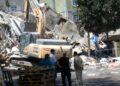 Küçükçekmece'de yıkımı yapılan bina çöktü; bitişiğindeki apartman tahliye edildi -1