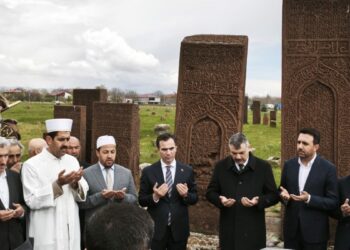 Bakan Çiftçi, 'Ahlat Selçuklu Meydan Mezarlığı’nı ziyaret etti