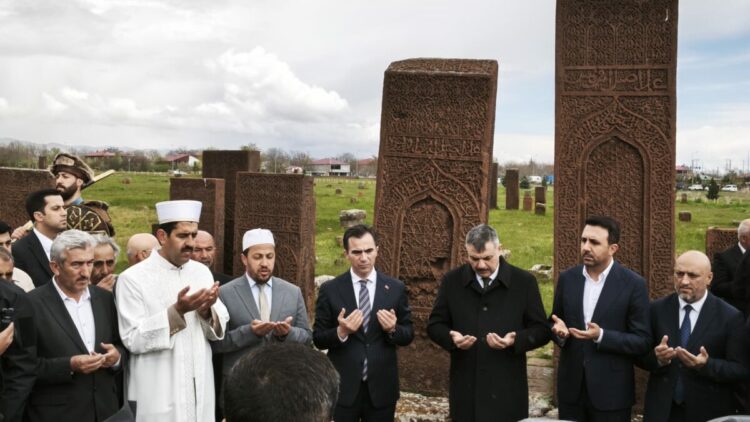 Bakan Çiftçi, 'Ahlat Selçuklu Meydan Mezarlığı’nı ziyaret etti