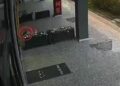 Otomobil, site duvarına çarptı; kaza ve son anda kaçan kedi kamerada