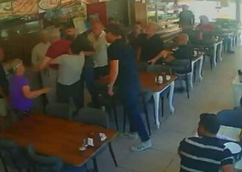 Nefes borusuna et parçası kaçan turisti, restoran sahibi Heimlich manevrasıyla kurtardı