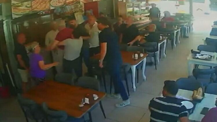 Nefes borusuna et parçası kaçan turisti, restoran sahibi Heimlich manevrasıyla kurtardı