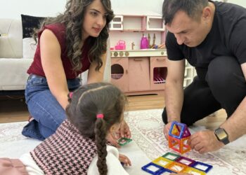 Görme engelli anne, kızına okuyabilmek için kabartma kitap hazırlıyor
