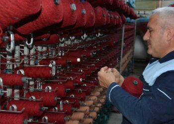 Tarihi Bursa Ulu Cami'nin yeni halıları Demirci'de üretiliyor