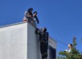 3 katlı binada yangın; çatıda mahsur kalan 2 kadın kurtarıldı
