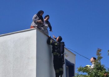3 katlı binada yangın; çatıda mahsur kalan 2 kadın kurtarıldı