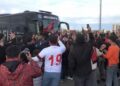 Çorum FK'da taraftarlar takım otobüsünün önünü kesip meşalelerle finali kutladı