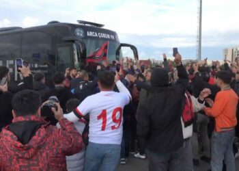 Çorum FK'da taraftarlar takım otobüsünün önünü kesip meşalelerle finali kutladı