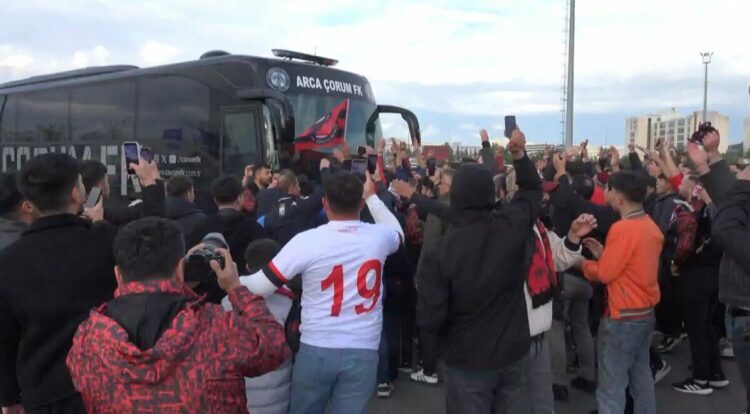 Çorum FK'da taraftarlar takım otobüsünün önünü kesip meşalelerle finali kutladı