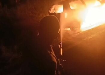 Silivri'de alev alev yanan otomobil demir yığınına döndü