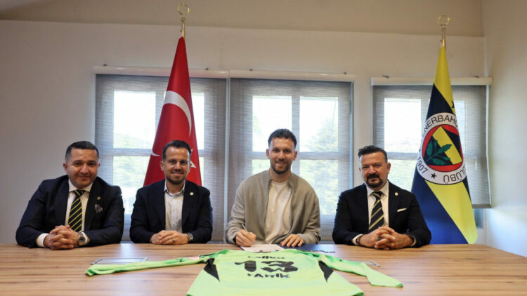 Fenerbahçe, kaleci Tarık Çetin’le 3 yıllık sözleşme imzaladı