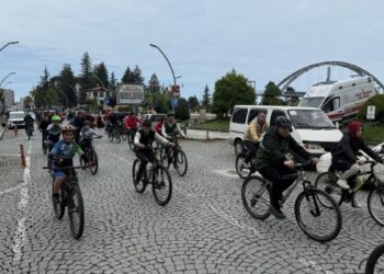 Rize'de 19 Mayıs coşkusu; bisiklet turunda 4 kilometre pedal çevirdiler