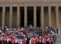 Balıkesir Büyükşehir Belediye Başkanı Akın 1071 gençle Anıtkabir’i ziyaret etti