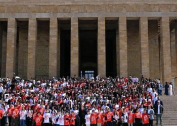 Balıkesir Büyükşehir Belediye Başkanı Akın 1071 gençle Anıtkabir’i ziyaret etti