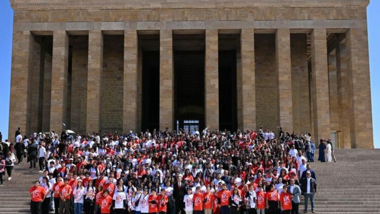 Balıkesir Büyükşehir Belediye Başkanı Akın 1071 gençle Anıtkabir’i ziyaret etti