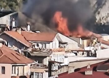 5 katlı binanın çatısı yandı