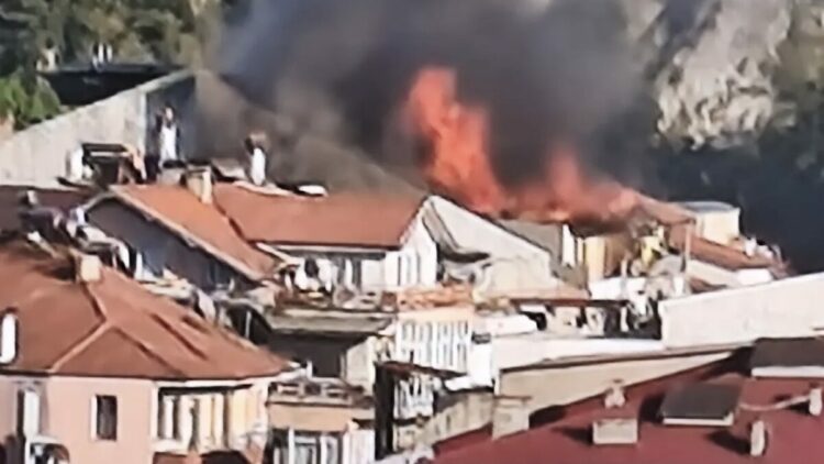 5 katlı binanın çatısı yandı