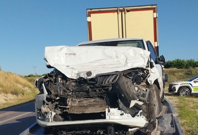 TIR'la çarpışan otomobildeki anne ve kızı öldü, baba ağır yaralı