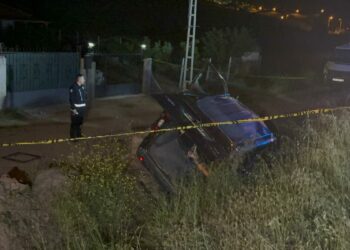 Kırıkkale'de hafif ticari araç şarampole devrildi; 1 ölü, 3 yaralı