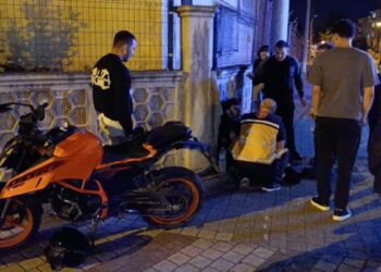 Bursa'da kaldırıma ve site duvarına çarpan motosikletin sürücüsü yaralandı
