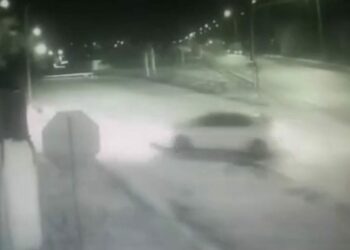 Hatay'da otomobilin bahçe duvarına çarptığı anlar kamerada