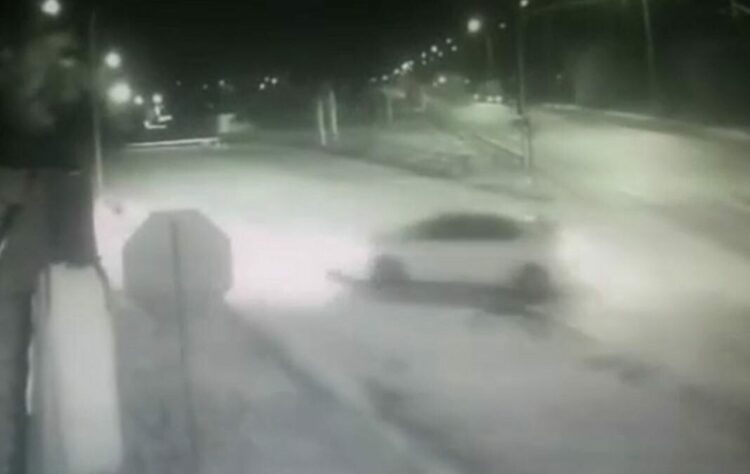 Hatay'da otomobilin bahçe duvarına çarptığı anlar kamerada